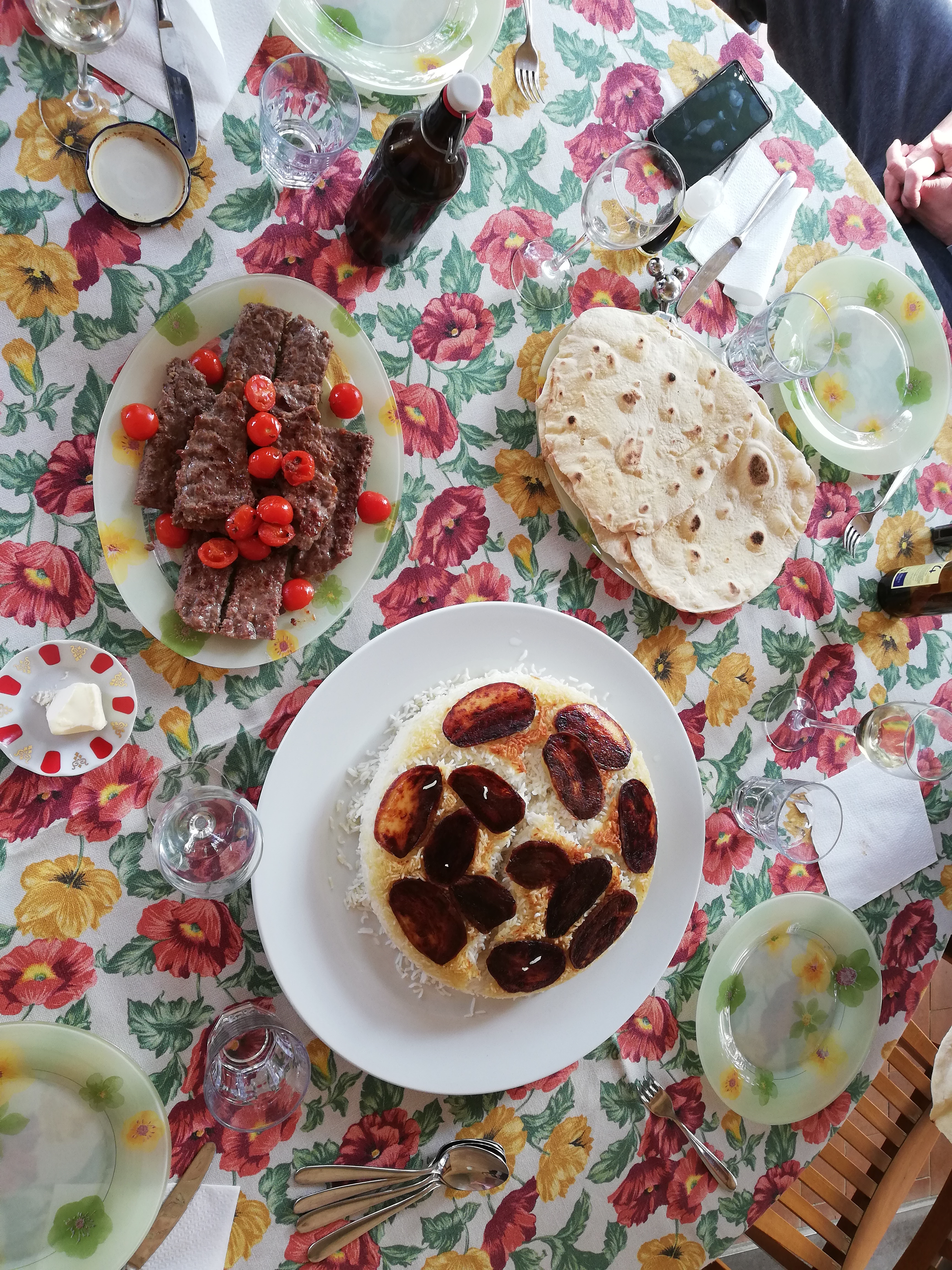 Tavola con riso e kebab